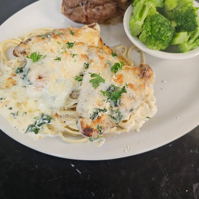CHEESY CHICKEN ALFREDO.
